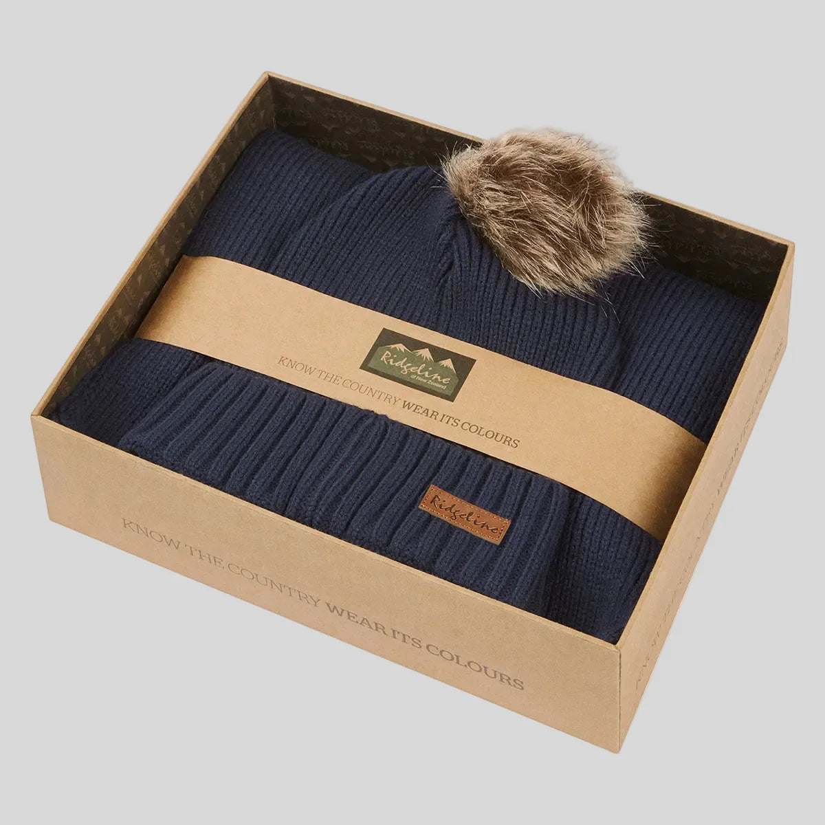 Coffret bonnet à pompom et écharpe Baltic - Tarn - Ridgeline of New Zealand
